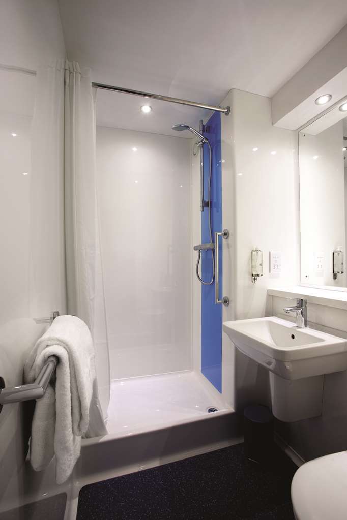 Travelodge Bath Central Room photo