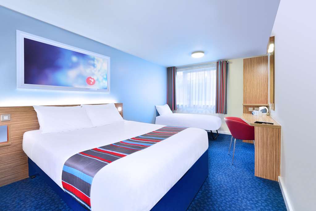 Travelodge Bath Central Room photo