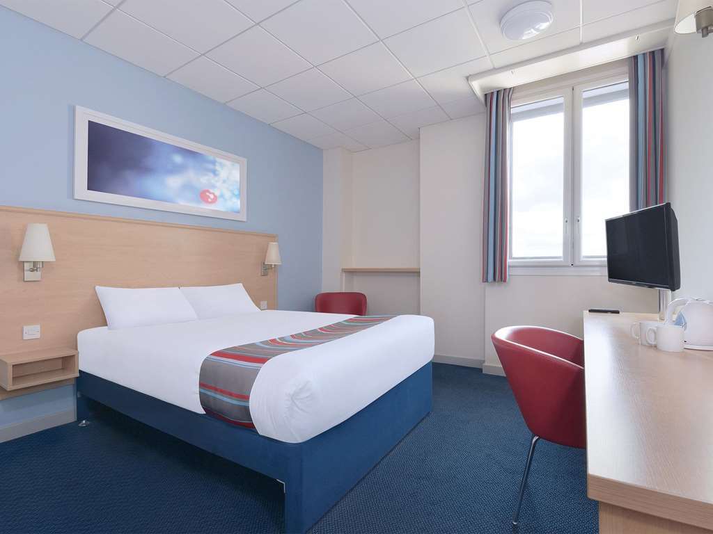 Travelodge Bath Central Room photo